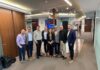 Grupo CVA y Dell Technologies unen fuerzas para impulsar el crecimiento y la especialización del canal Fotografía grupal de los directivos de Grupo CVA y Dell Technologies, entre ellos Lourdes Baeza, Miguel Espinoza, Marcos Ibáñez y Zeferino Pérez, posando sonrientes abrazados en el pasillo de las instalaciones corporativas.