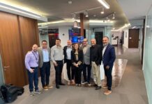 Grupo CVA y Dell Technologies unen fuerzas para impulsar el crecimiento y la especialización del canal Fotografía grupal de los directivos de Grupo CVA y Dell Technologies, entre ellos Lourdes Baeza, Miguel Espinoza, Marcos Ibáñez y Zeferino Pérez, posando sonrientes abrazados en el pasillo de las instalaciones corporativas.