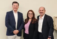 Xerox impulsa el mercado gráfico en México con nueva tecnología digital y automatización Fotografía en plano medio de tres ejecutivos de Xerox: Hubert Soviche con saco azul marino a la izquierda, Silvia Gómez al centro con saco negro y blusa lila, y Alejandro Jalife a la derecha de traje oscuro y camisa blanca, sonriendo frente a una pared beige neutra.