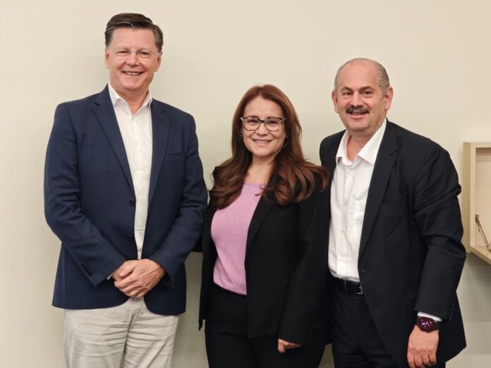 Directivos de Xerox presentan en México las nuevas soluciones de impresión de producción Proficio Fotografía en plano medio de tres ejecutivos de Xerox: Hubert Soviche con saco azul marino a la izquierda, Silvia Gómez al centro con saco negro y blusa lila, y Alejandro Jalife a la derecha de traje oscuro y camisa blanca, sonriendo frente a una pared beige neutra.