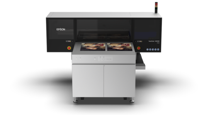 Fotografía en render de producto con vista frontal de la impresora UV de cama plana Epson SureColor V4000 de color gris y negro sobre un fondo blanco aislado, mostrando impresiones de retratos fotográficos en su cama de trabajo.