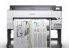 Epson SureColor Serie T: Flexibilidad y alta precisión para la impresión técnica de gran formato Fotografía en render de producto de vista frontal de la impresora de gran formato Epson SureColor T5475 de 36 pulgadas con soporte de rodillos, mostrando la salida impresa de un plano arquitectónico a color de alta precisión.