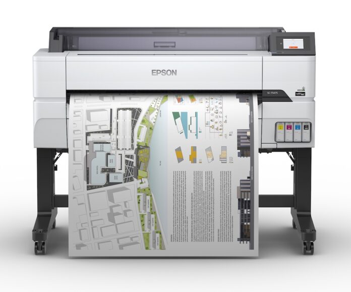 Epson destaca la versatilidad y alta productividad de la impresora SureColor T5475 de 36 pulgadas Fotografía en render de producto de vista frontal de la impresora de gran formato Epson SureColor T5475 de 36 pulgadas con soporte de rodillos, mostrando la salida impresa de un plano arquitectónico a color de alta precisión.