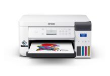 Epson y Coimprit impulsan el crecimiento empresarial en FICTI 2026 Fotografía en render de producto de vista frontal de la impresora de escritorio Epson SureColor F170 con tanques de tinta visibles, mostrando la salida de un diseño a color impreso en papel de sublimación.