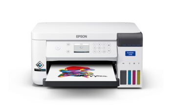 Epson y Coimprit impulsan el crecimiento empresarial en FICTI 2026 Fotografía en render de producto de vista frontal de la impresora de escritorio Epson SureColor F170 con tanques de tinta visibles, mostrando la salida de un diseño a color impreso en papel de sublimación.