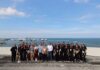 Grupo CVA fortalece al canal de tecnología en Veracruz con la asistencia de más de 120 distribuidores Fotografía grupal en plano entero del equipo organizador de Grupo CVA posando sonrientes en una terraza ejecutiva con el puerto y el mar de Veracruz al fondo.