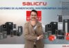 Salicru y el canal mexicano: una oportunidad que combina energía y negocio Fotografía publicitaria de Ernesto Caballero, Sales Executive UPS para Salicru y Stulz México, posando con la mano en la barbilla en traje claro frente a una composición de gabinetes de respaldo de energía e infraestructuras críticas bajo el título "SISTEMAS DE ALIMENTACIÓN ININTERRUMPIDA (SAI/UPS)".