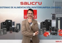 Salicru y el canal mexicano: una oportunidad que combina energía y negocio Fotografía publicitaria de Ernesto Caballero, Sales Executive UPS para Salicru y Stulz México, posando con la mano en la barbilla en traje claro frente a una composición de gabinetes de respaldo de energía e infraestructuras críticas bajo el título "SISTEMAS DE ALIMENTACIÓN ININTERRUMPIDA (SAI/UPS)".