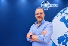 La visión estratégica de Grupo Cirtec para proteger el futuro digital de las empresas latinoamericanas Fotografía de retrato en plano medio de Fernando Rondero, Director de ciberseguridad y tecnología en Grupo Cirtec, vistiendo una camisa azul claro, posando sonriente con los brazos cruzados frente a un muro azul corporativo con el logotipo de Cirtec y la ilustración de un mapa mundi.