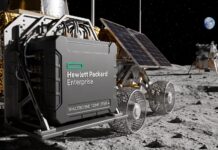 HPE, la NASA y Deloitte llevarán la IA y la computación de alto rendimiento a la superficie de la Luna Ilustración en render 3D de alta definición que muestra el módulo informático reforzado HPE Spaceborne Computer-4 montado en el chasis del rover lunar FLIP de Astrolab sobre la superficie de la Luna, con paneles solares, el módulo de aterrizaje al fondo y el planeta Tierra en el horizonte espacial.