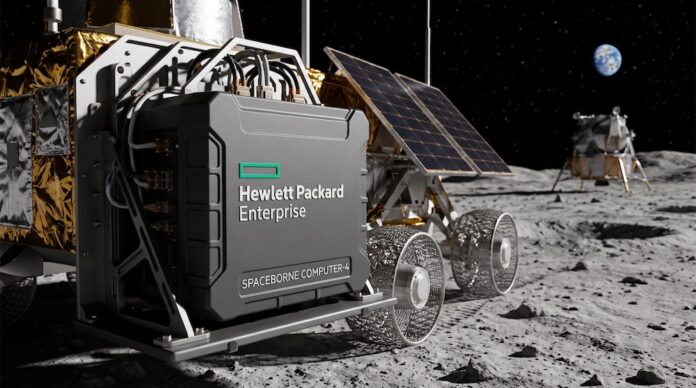 Ilustración en render 3D de alta definición que muestra el módulo informático reforzado HPE Spaceborne Computer-4 montado en el chasis del rover lunar FLIP de Astrolab sobre la superficie de la Luna, con paneles solares, el módulo de aterrizaje al fondo y el planeta Tierra en el horizonte espacial.