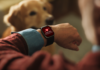 HUAWEI WATCH D3 llega a México: diseño ultraligero y monitoreo clínico de la presión arterial las 24 horas Fotografía en primer plano de la muñeca de una persona usando el reloj inteligente HUAWEI WATCH D3 negro, mostrando en pantalla una alerta familiar con un corazón rojo y el mensaje "From your Daughter" sobre rangos de presión arterial, con un perro desenfocado al fondo.