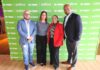 Ingram Micro y Yubico cierran la puerta a los ataques impulsados por inteligencia artificial en México Fotografía en plano entero de los cuatro directivos (Óscar López, Carmen Morales, Viridiana Hernández y Clifton Slater) posando juntos y sonrientes frente a un muro de prensa verde con los logotipos de Ingram Micro y Yubico.