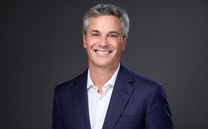 Lenovo nombra a Diego Majdalani como nuevo Vicepresidente Sénior y Presidente para América Latina Fotografía de retrato corporativo en plano medio de Diego Majdalani, Vicepresidente Sénior de Lenovo y Presidente para América Latina, vistiendo saco azul marino sobre camisa blanca de vestir sin corbata, sonriendo frente a un fondo gris neutro.