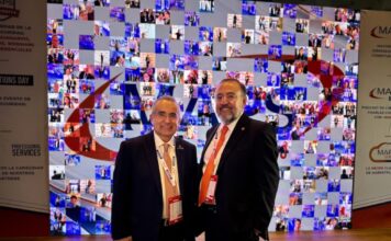 El contraataque de la inteligencia artificial: Innovación y defensa en el IT Solutions Day 2026 de MAPS Disruptivo Fotografía de retrato en plano medio de Luis Badó, Director de Operaciones de MAPS, y Martín Mexía, CEO de MAPS, vistiendo trajes ejecutivos oscuros y posando sonrientes frente a un mural digital con mosaico de fotografías del evento.
