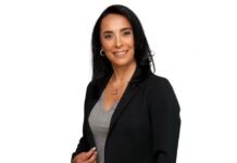 Google nombra a Marcela Jiménez como Directora de Google Workspace para América Latina Fotografía de retrato corporativo en plano medio de Marcela Jiménez, Directora de Google Workspace para América Latina, vistiendo un saco negro sobre una blusa gris y sonriendo sobre un fondo blanco aislado.