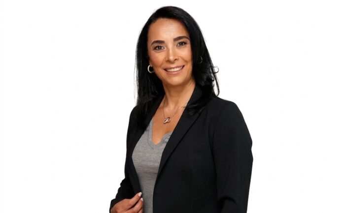 Marcela Jiménez es nombrada nueva Directora de Google Workspace para América Latina Fotografía de retrato corporativo en plano medio de Marcela Jiménez, Directora de Google Workspace para América Latina, vistiendo un saco negro sobre una blusa gris y sonriendo sobre un fondo blanco aislado.