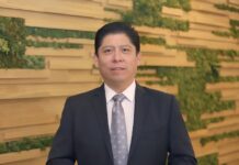 Fortinet: La necesidad de higiene cibernética en América Latina en la era de la IA Fotografía de retrato corporativo en plano medio de Martín Hoz, Vicepresidente Sénior de Ingeniería de Preventa de Fortinet para América Latina y el Caribe, vistiendo traje oscuro con corbata gris estampada y sonriendo frente a un muro decorativo de paneles de madera y follaje verde.