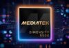 MediaTek y Samsung potencian la serie Galaxy Tab S12 con la potencia del Dimensity 9500 Ilustración conceptual en render 3D del procesador MediaTek Dimensity 9500 con tipografía dorada en un circuito integrado ilumninado por un resplandor azul y naranja sobre un fondo tecnológico de luces de neón.