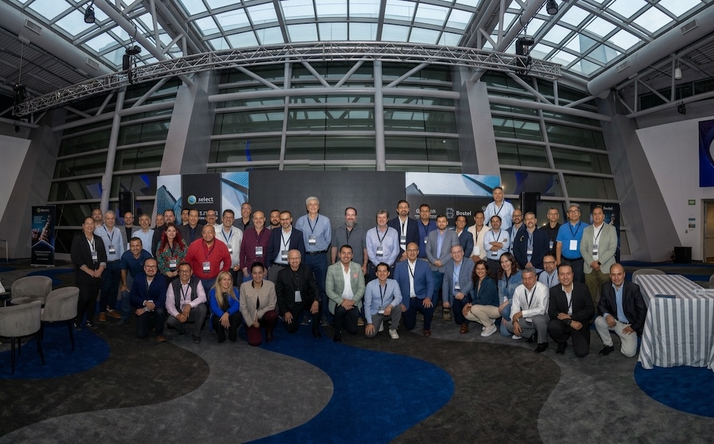 Fotografía grupal panorámica de los 43 directivos, gerentes de tecnología y panelistas reunidos en Guadalajara durante la sesión del Consejo de Innovación Digital organizada por Select y CIO Club Jalisco.