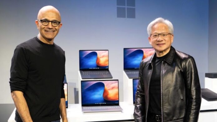 Satya Nadella y Jensen Huang consolidan su alianza estratégica para impulsar agentes de IA en Windows Fotografía en plano medio de Satya Nadella, CEO de Microsoft, y Jensen Huang, CEO de NVIDIA, posando sonrientes en un escenario junto a la nueva línea de laptops Surface y equipos compatibles con RTX Spark.