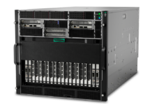 HPE impulsa la IA empresarial con la nueva generación de servidores ProLiant Gen13 Fotografía en render de producto del chasis para rack de alta densidad del servidor HPE ProLiant DL585a Gen13, mostrando su panel frontal equipado con múltiples bahías de almacenamiento y ranuras de expansión para aceleradores gráficos.