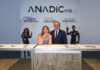 TechZone POS y ANADICmx impulsan la digitalización de MiPyMEs lideradas por mujeres Fotografía de cuerpo medio que muestra a Sonia Rodríguez Cansino junto a Francisco Romero posando sonrientes detrás del mostrador de recepción en un evento corporativo de ANADICmx.