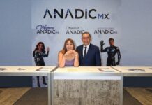TechZone POS y ANADICmx impulsan la digitalización de MiPyMEs lideradas por mujeres Fotografía de cuerpo medio que muestra a Sonia Rodríguez Cansino junto a Francisco Romero posando sonrientes detrás del mostrador de recepción en un evento corporativo de ANADICmx.