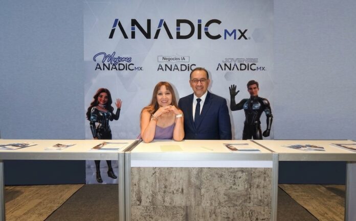 Fotografía de cuerpo medio que muestra a Sonia Rodríguez Cansino junto a Francisco Romero posando sonrientes detrás del mostrador de recepción en un evento corporativo de ANADICmx.