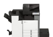 Xerox fortalece su oferta empresarial en México con la integración del portafolio A3 de Lexmark Fotografía en render de producto de vista frontal de la impresora multifuncional de gran formato Xerox Lexmark Serie 9 CX961 de color blanco y gris, equipada con alimentador automático de documentos, pantalla táctil interactiva, bandejas de papel de alta capacidad y un módulo de acabado lateral sobre fondo blanco aislado.