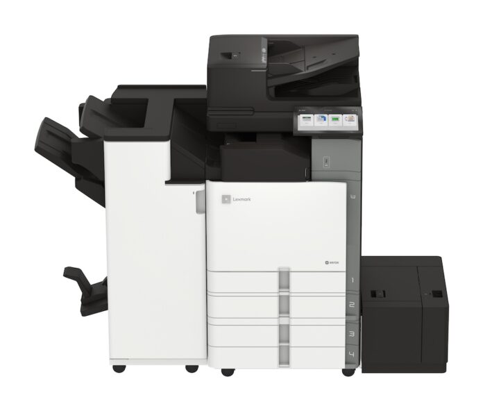 Xerox integra la Serie 9 de Lexmark a su portafolio unificado A3 para potenciar la impresión empresarial en México Fotografía en render de producto de vista frontal de la impresora multifuncional de gran formato Xerox Lexmark Serie 9 CX961 de color blanco y gris, equipada con alimentador automático de documentos, pantalla táctil interactiva, bandejas de papel de alta capacidad y un módulo de acabado lateral sobre fondo blanco aislado.