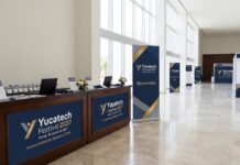 Yucatech Festival 2027: Mérida se consolida como el epicentro de la innovación tecnológica y los negocios en LATAM Fotografía en plano general del vestíbulo del Centro Internacional de Congresos de Yucatán con mostradores de registro, acreditaciones de prensa, mamparas informativas y banners publicitarios en azul y dorado del Yucatech Festival 2027.