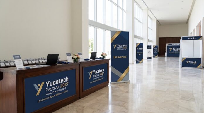 Yucatech Festival anuncia su segunda edición en Mérida para impulsar la innovación tecnológica en el sureste mexicano Fotografía en plano general del vestíbulo del Centro Internacional de Congresos de Yucatán con mostradores de registro, acreditaciones de prensa, mamparas informativas y banners publicitarios en azul y dorado del Yucatech Festival 2027.